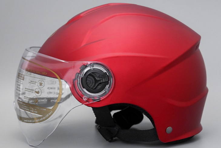 Mũ 1/2 size L Asia MT-179K đỏ có phần vỏ mũ làm bằng nhựa ABS nhám chịu lực tốt, lốp xốp EPS thấm hút tối ưu và quai đeo chắc chắn