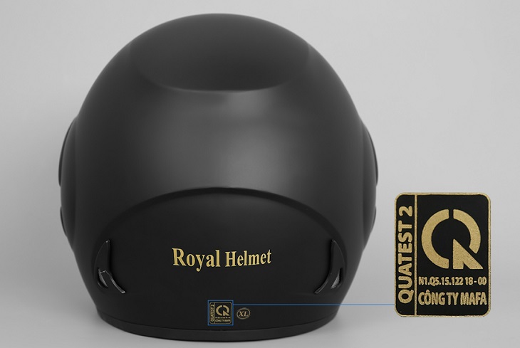 Mũ 3/4 size XL Royal M01K đen thuộc thương hiệu Royal (của Việt Nam), trang bị tem CR rõ rằng