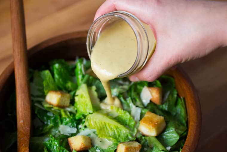 Bước 3 Trộn salad Caesar salad