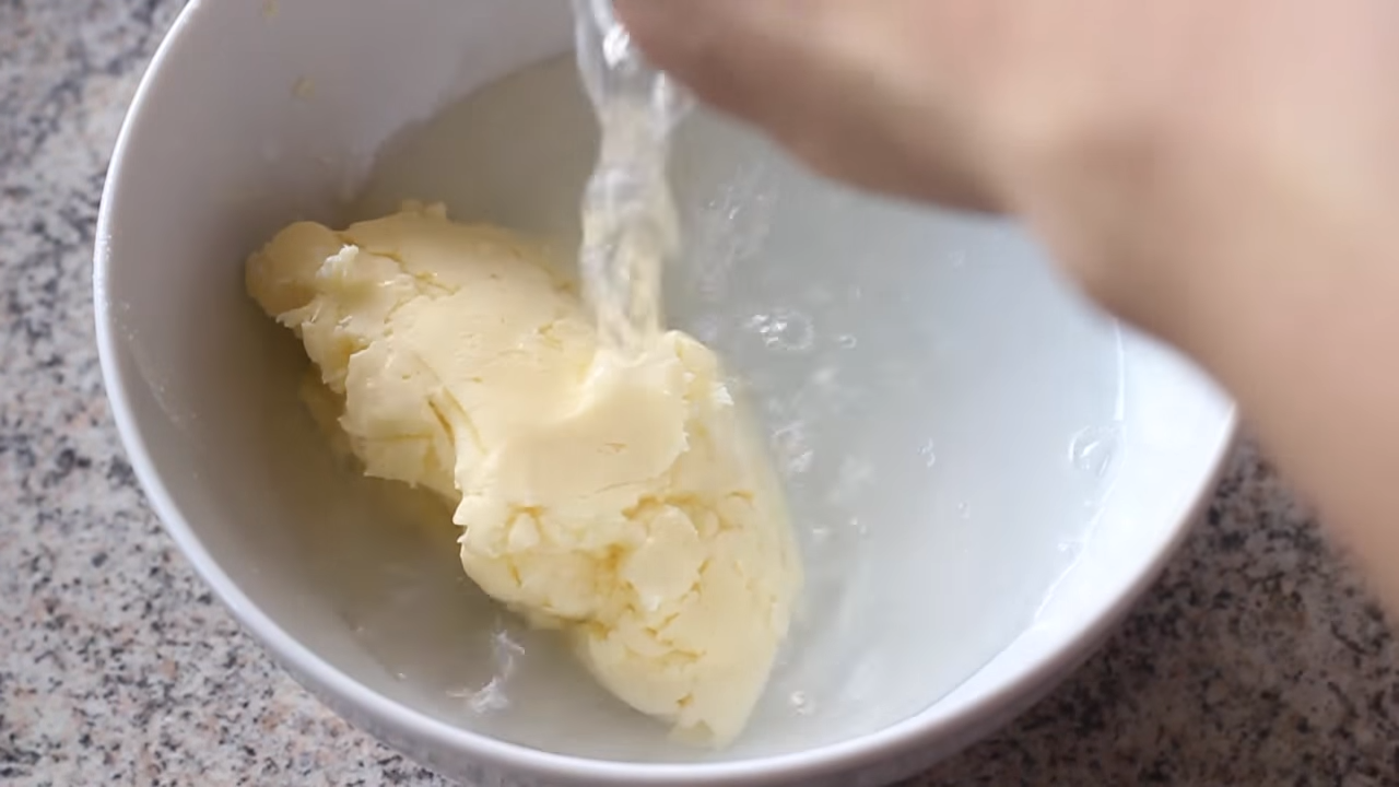 Bước 3 Nhào khối bơ Bơ lạt từ kem tươi thừa, kem tươi bị tách nước