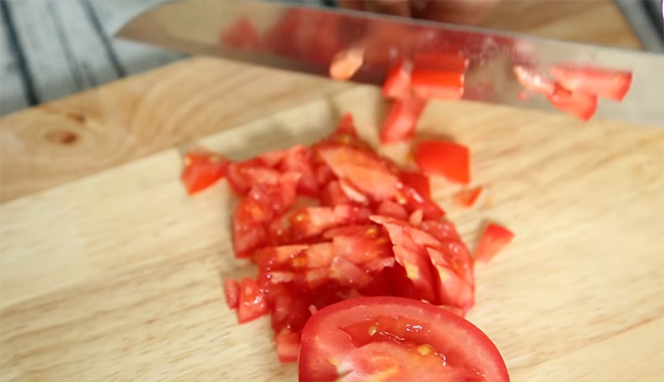 Bước 2 Sơ chế các nguyên liệu khác Cá hồi sốt cà chua