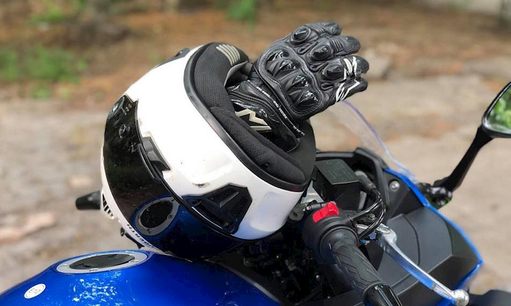 Không treo mũ bảo hiểm lên tay lái xe máy