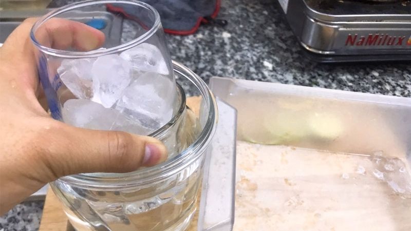 Sử dụng nước nóng và nước lạnh để gỡ 2 chiếc ly bị kẹt