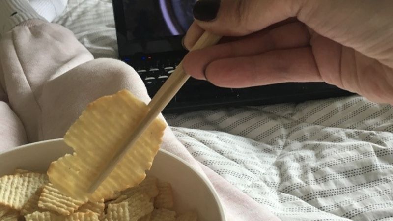Sử dụng đũa khi ăn khoai tây chiên