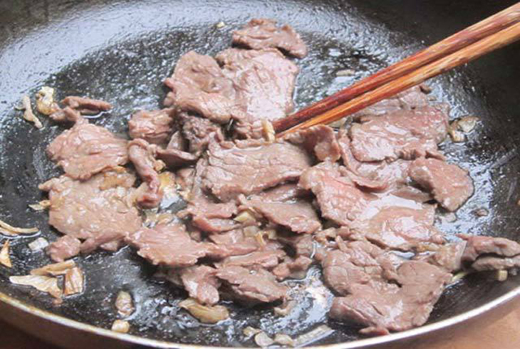 Bước 3 Làm củ niễng xào thịt bò Củ niễng xào thịt bò