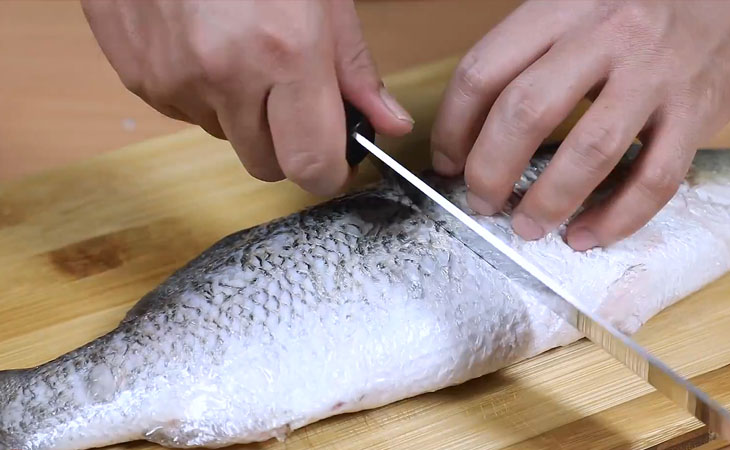 Bước 1 Sơ chế cá chẽm Cá chẽm nướng giấy bạc