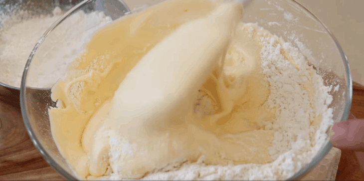 Bước 3 ​Trộn bột Bánh bông lan mật ong