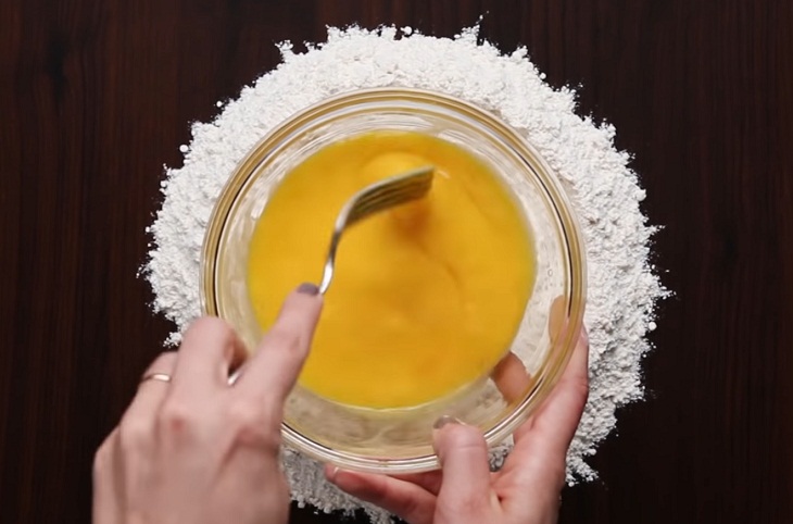 đánh trứng với dầu olive đánh trứng với dầu olive