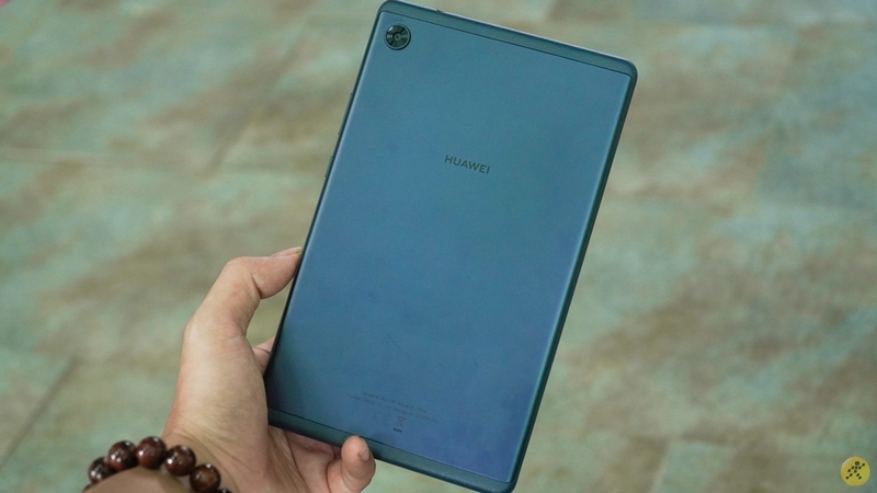 Mặt lưng MatePad T8 được làm từ kim loại phủ sơn nhám