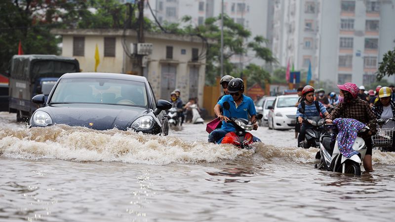 Ghi nhớ những kỹ năng này để di chuyển an toàn trong mùa mưa giông