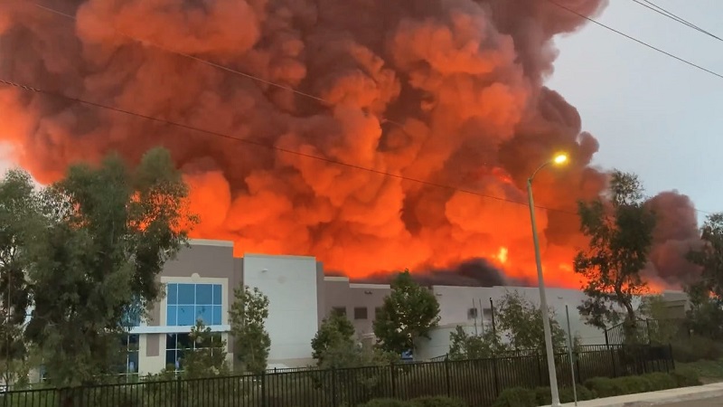 Kho hàng rất lớn của Amazon bị 'bà hỏa' ghé thăm, các tòa nhà và xe tải Amazon Prime đều chìm trong biển lửa