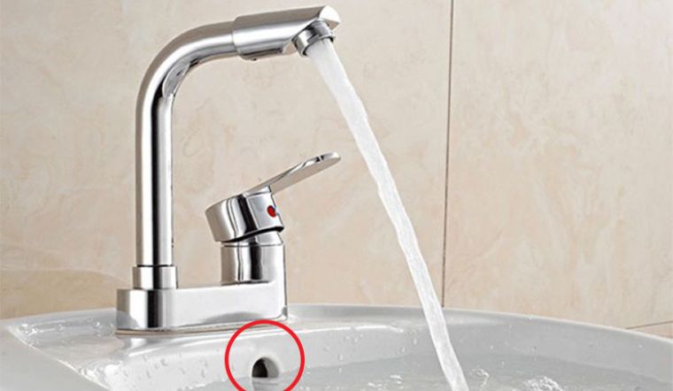 Vì sao trên bồn rửa mặt lại có một lỗ nhỏ? Tác dụng của nó là gì?