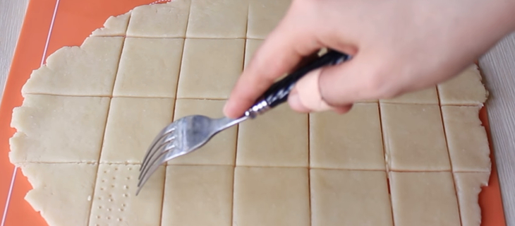 Dùng nĩa đâm các lỗ nhỏ trên mặt bánh Dùng nĩa đâm các lỗ nhỏ trên mặt bánh