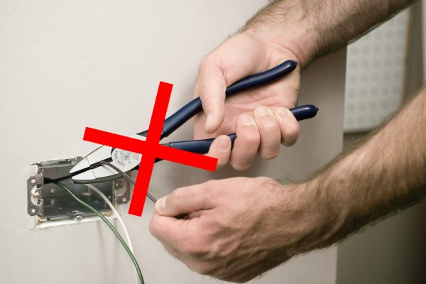 Sử dụng kìm cách điện cho công việc sửa chữa điện