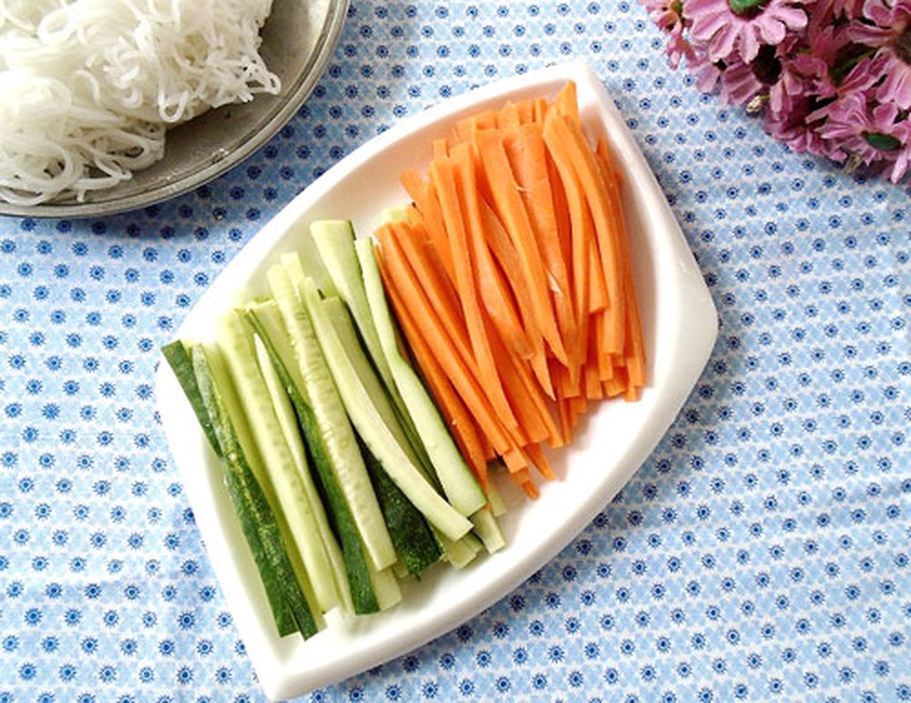 Bước 3 Sơ chế các nguyên liệu khác Kimbap hoa đậu biếc