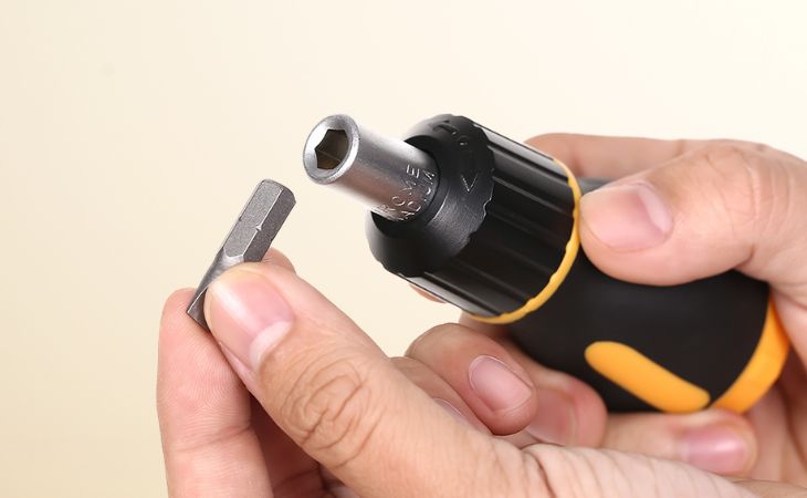What is a screwdriver? What’s the use? Common types of screwdrivers?