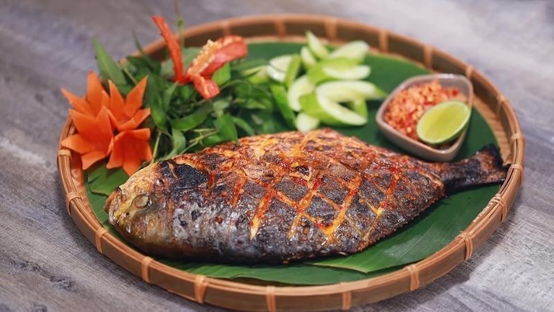 Grilled fish with salt and pepper