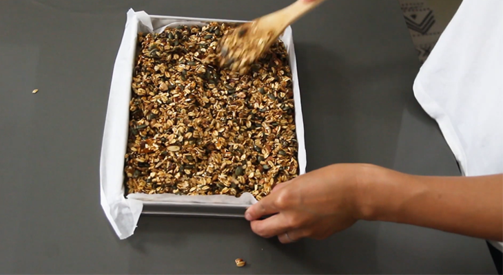 Bước 4 Ép khuôn Granola Cách làm Granola bar - thanh ngũ cốc