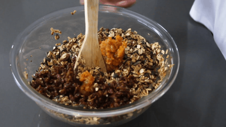Bước 3 Trộn mật ong với ngũ cốc Cách làm Granola bar - thanh ngũ cốc