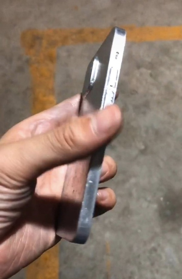 Khuôn đúc iPhone 12 xuất hiện với thiết kế mạnh mẽ, cạnh phẳng giống iPad Pro, đúng kiểu mà nhiều iFan mong đợi Khuôn đúc iPhone 12 xuất hiện với thiết kế mạnh mẽ, cạnh phẳng giống iPad Pro, đúng kiểu mà nhiều iFan mong đợi
