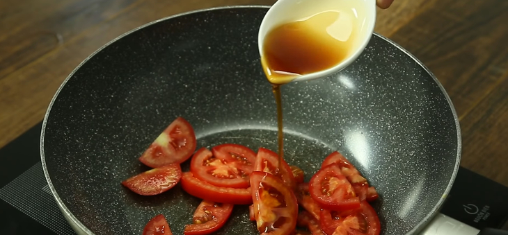 Bước 3 Xào cà chua với trứng Mì trứng cà chua
