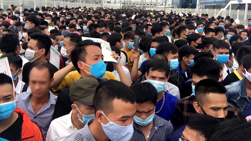 Nhiều người đến ứng tuyển làm việc tại nhà máy lắp ráp Airpods tại Bắc Giang