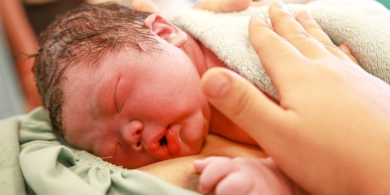 Lợi ích của tiếp xúc da kề da sau sinh đối với bé Lợi ích của tiếp xúc da kề da sau sinh đối với bé