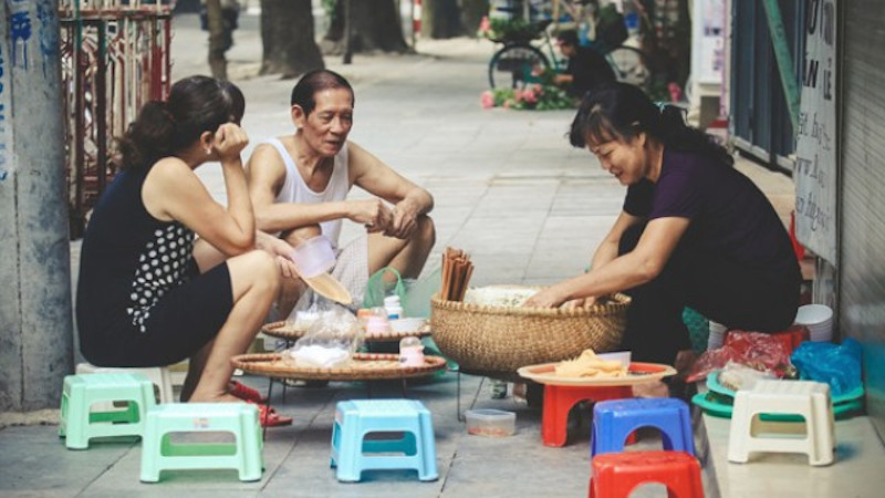 Có bao giờ bạn tự hỏi rằng vì sao ghế nhựa thường có lỗ tròn ở giữa?