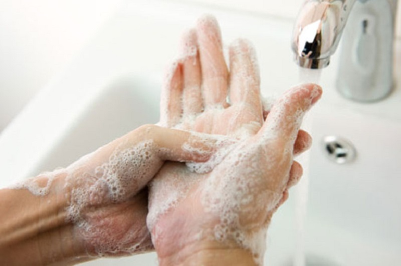 Rửa tay chân sạch sẽ