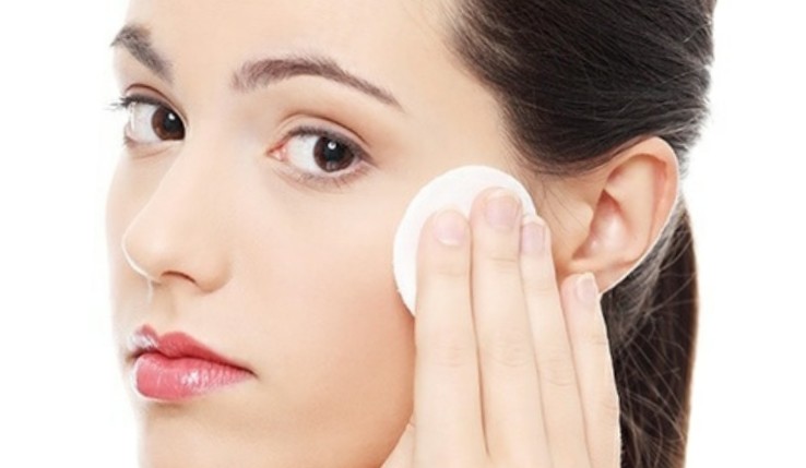 Cách tẩy trang bằng nước muối sinh lý và những lưu ý khi dùng 