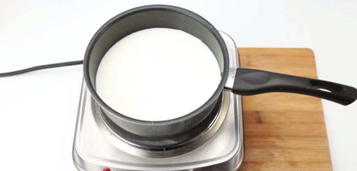 Bước 1 Đun sữa Sốt Bechamel