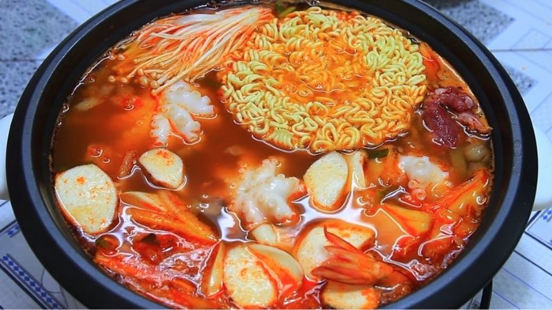 Lẩu kim chi hải sản thơm ngon chuẩn vị Hàn Quốc.