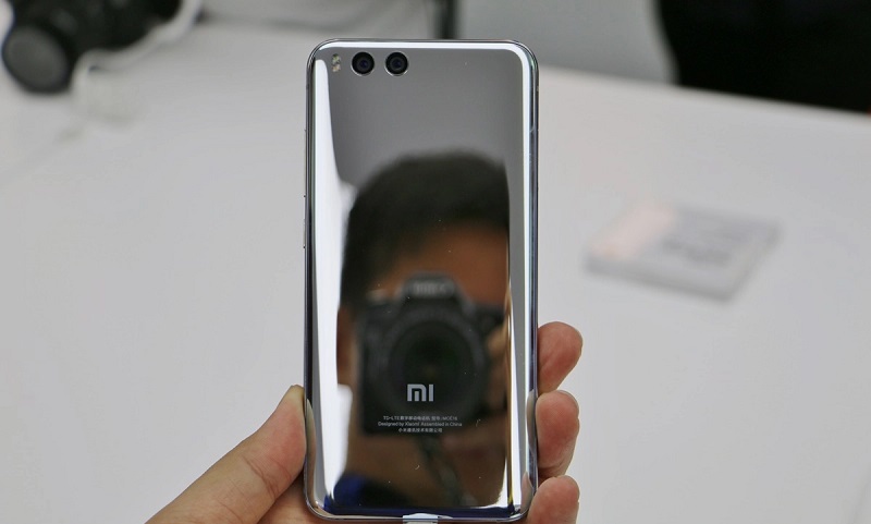 Giám đốc điều hành Xiaomi chia sẻ 3 chiếc điện thoại yêu thích của mình,. Các bạn đoán được là những smartphone nào không? Giám đốc điều hành Xiaomi chia sẻ 3 chiếc điện thoại yêu thích của mình,. Các bạn đoán được là những smartphone nào không?