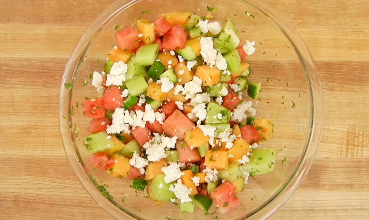 Bước 2 Trộn salad Salad rau củ quả với phô mai feta