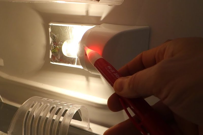 Công tắc bóng đèn hỏng có thể dẫn đến giảm hiệu suất hoạt động của tủ lạnh