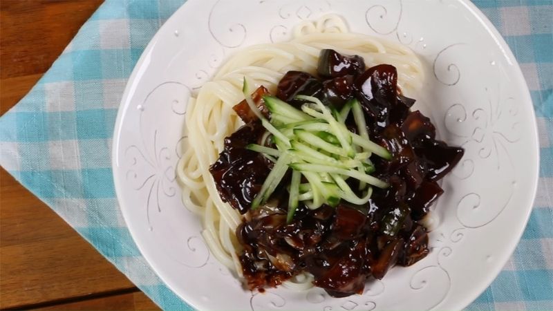 2 ways to make delicious Korean style black bean noodles with instant noodles