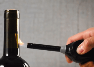 Cách mở chai rượu vang không cần dùng đồ khui