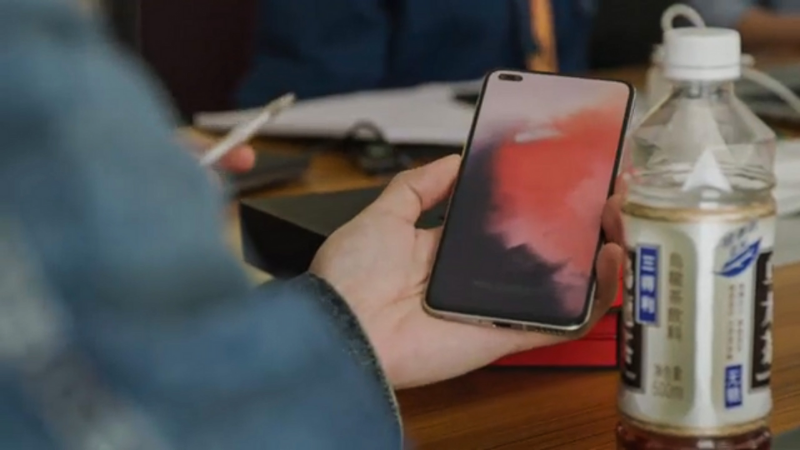 OnePlus Nord lộ thiết kế trước giờ G: Camera xếp dọc, màn hình đục lỗ