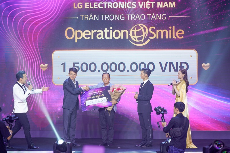 LG ra mắt thế hệ TV OLED 8K tại Việt Nam, CEO Thế Giới Di Dộng đấu giá mua với giá 750 triệu để quyên góp quỹ cộng đồng