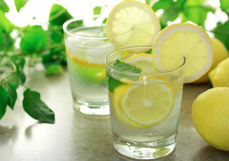 Bạn chỉ nên pha nước ấm với chanh để đạt hiệu quả tốt nhất nhé Bạn chỉ nên pha nước ấm với chanh để đạt hiệu quả tốt nhất nhé