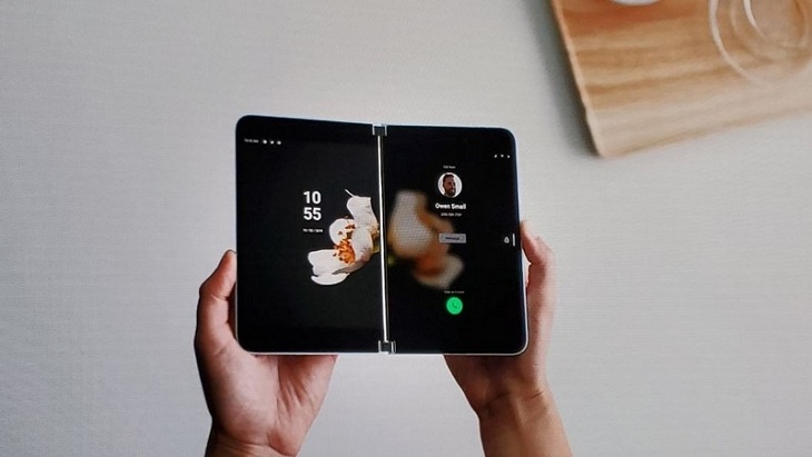 Thiết kế hai màn hình tách biệt với phần khớp nối ở giữa của Microsoft Duo