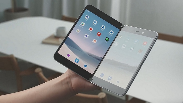 2 màn hình AMOLED kích thước 5.6-inch với tỷ lệ 4:3