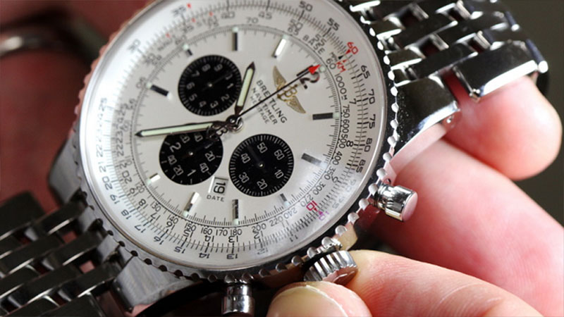 Cận cảnh lên dây cót bằng tay