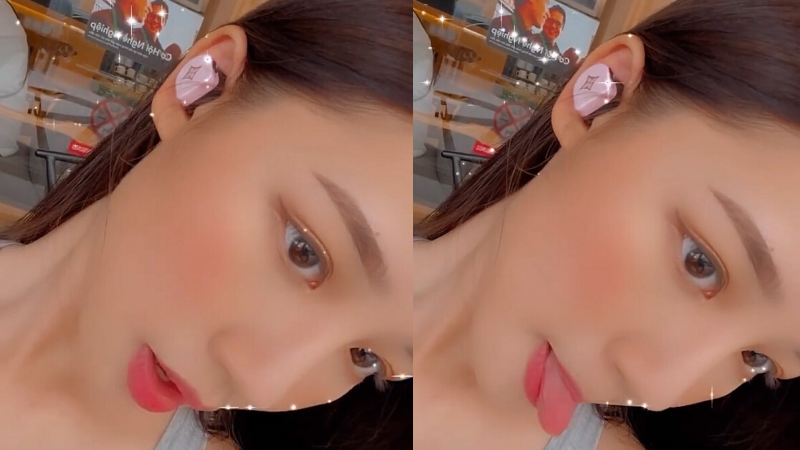 ca sĩ Amee cùng chiếc tai nghe LV