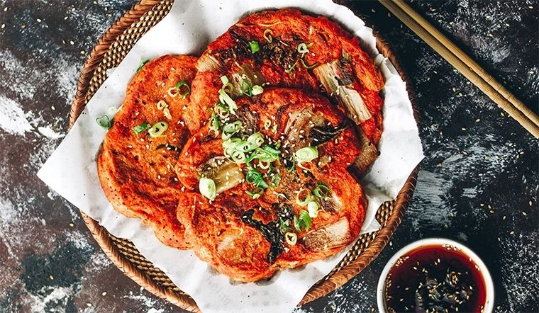 Cách làm bánh kim chi chiên Hàn Quốc thơm ngon giòn rụm hết sẩy!
