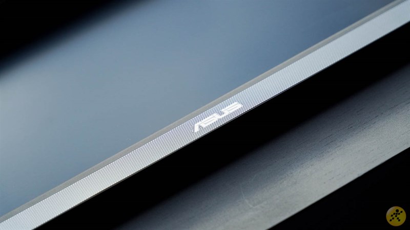 Dải loa và dòng chữ ASUS