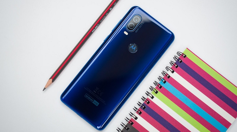Smartphone giá rẻ Moto E7 lộ ảnh thực tế: Màn hình với notch kiểu giọt nước, camera kép mặt sau, dùng chip Snapdragon 632 Smartphone giá rẻ Moto E7 lộ ảnh thực tế: Màn hình với notch kiểu giọt nước, camera kép mặt sau, dùng chip Snapdragon 632