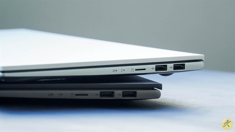 Cạnh phải của bộ đôi ASUS VivoBook S14
