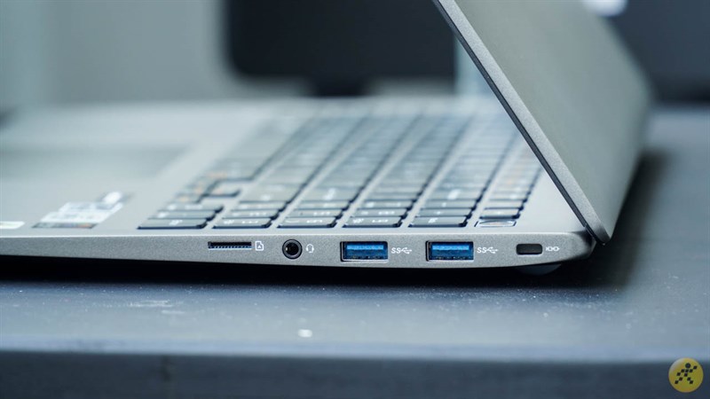 cạnh phải của LG Gram 15