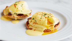 Ăn sáng đậm chất Tây với món Egg Benedict, đảm bảo ăn là ghiền